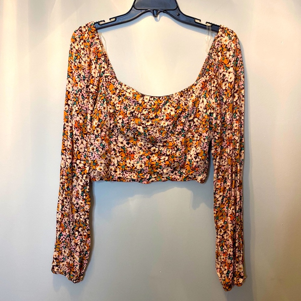 NWT! Long sleeve floral crop top